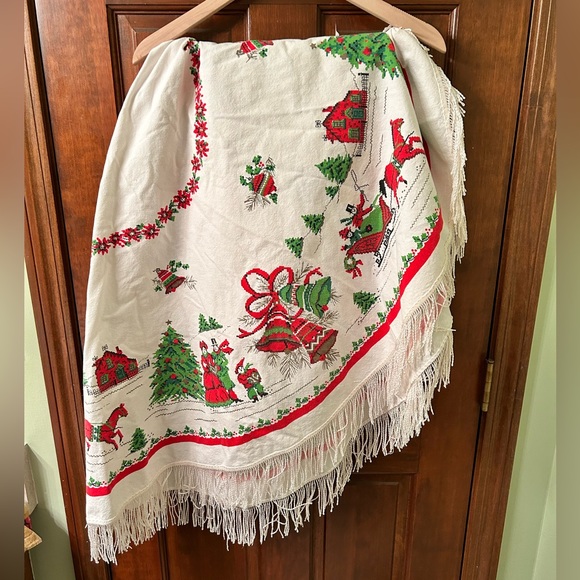 VTG Cotton Round Christmas tablecloth with fringe. No stains or tears. - Picture 2 of 9